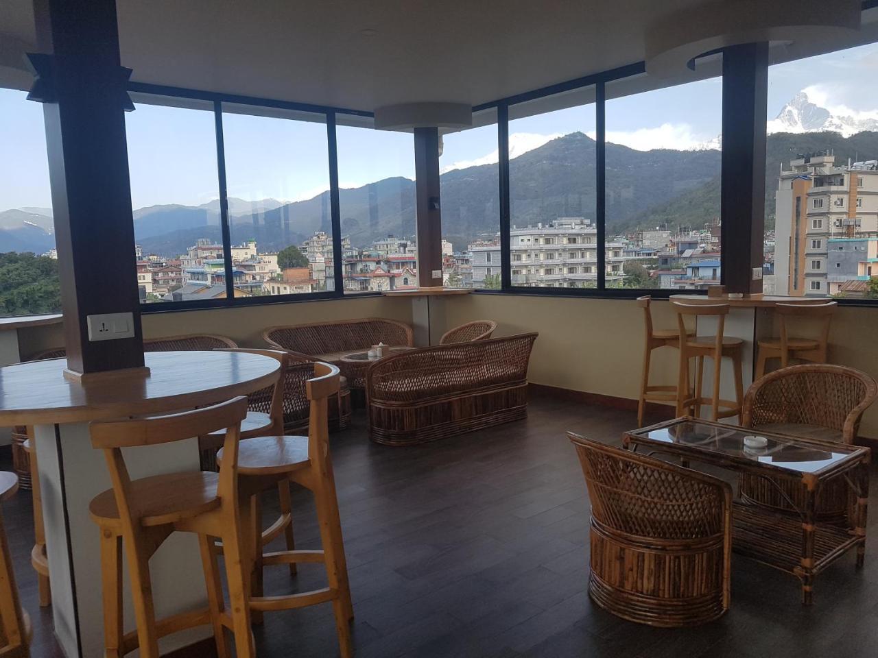 Om Gaura Hotel Pókhara Exteriér fotografie